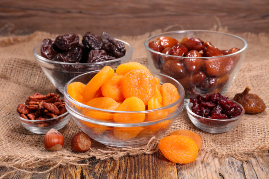 Mix van zongerijpt gedroogd fruit en gezonde bessen