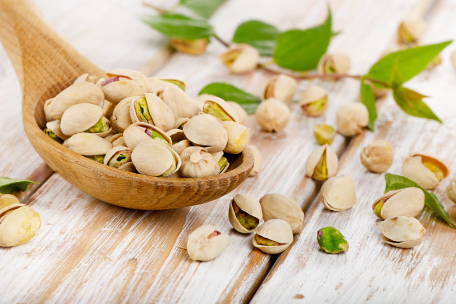 Geopende groene pistachenoten gebrand en gezouten